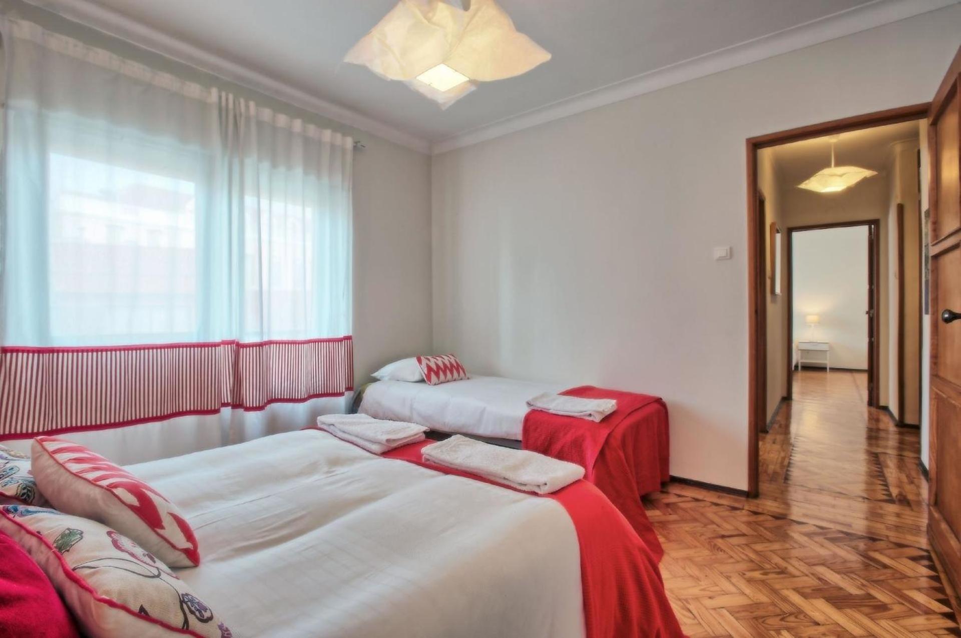 Apartment Fuer 20 Personen In Lissabon, Regio De Costa De