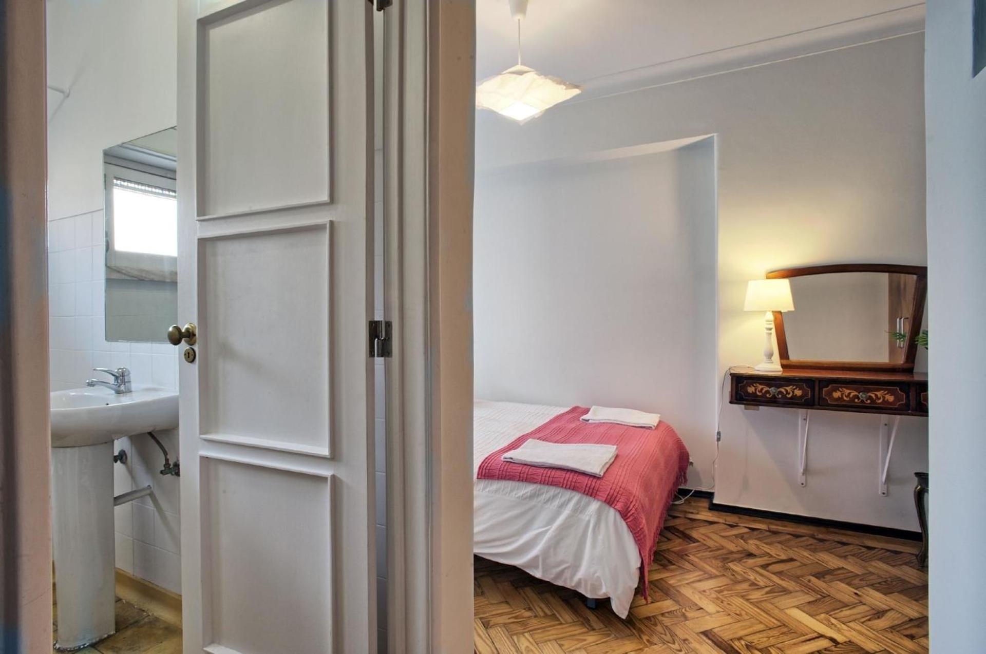 Apartment Fuer 20 Personen In Lissabon, Regio De Costa De *